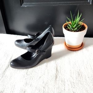 Black wedges